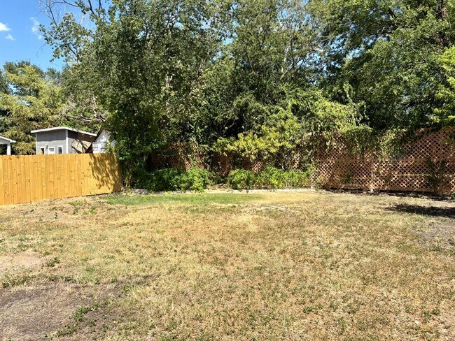 Building Photo - 1123 Christie Dr