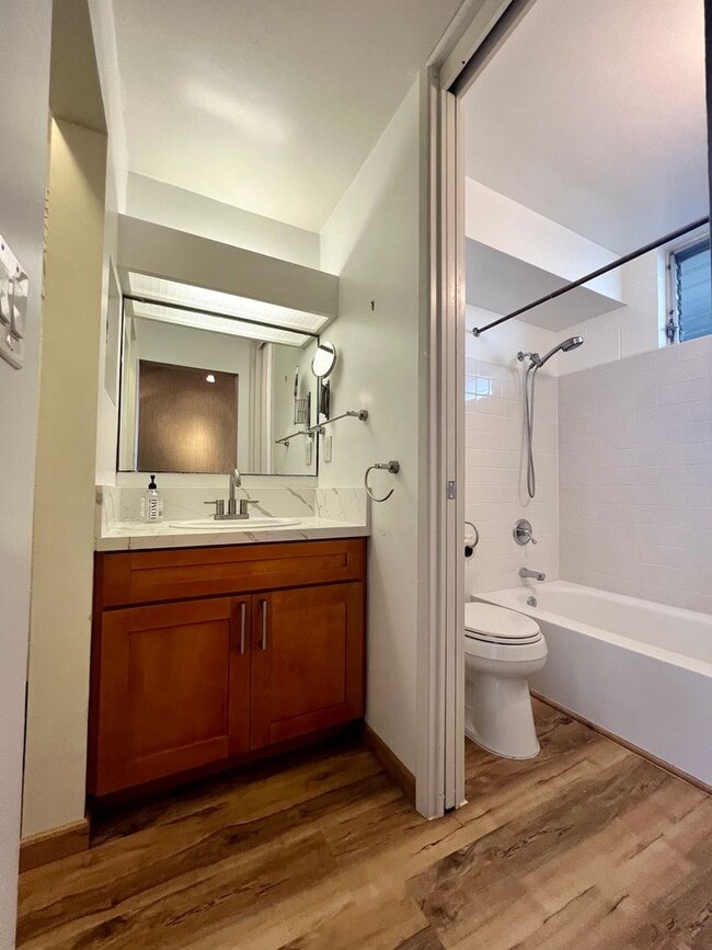 Building Photo - Charming 1/1/1 Ground Floor Unit with Lanai & Yard