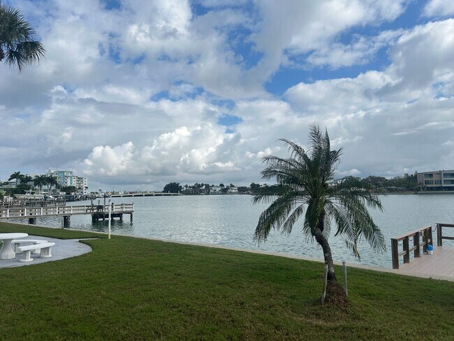Building Photo - Renovated Treasure Island 1BR Condo - Steps to the Beach!