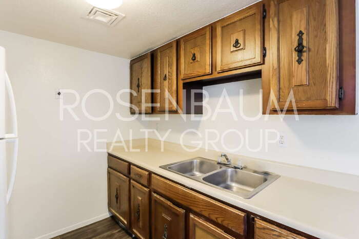 Building Photo - 2625 N Alvernon Way