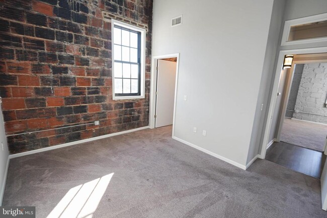 Building Photo - 218 W Main St