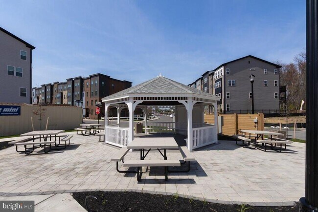 Building Photo - 9920 -B Sir Barton Wy