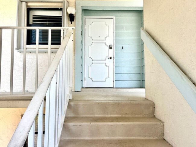 Building Photo - 2/2 Beautifully Remodeled, Furnished, With...