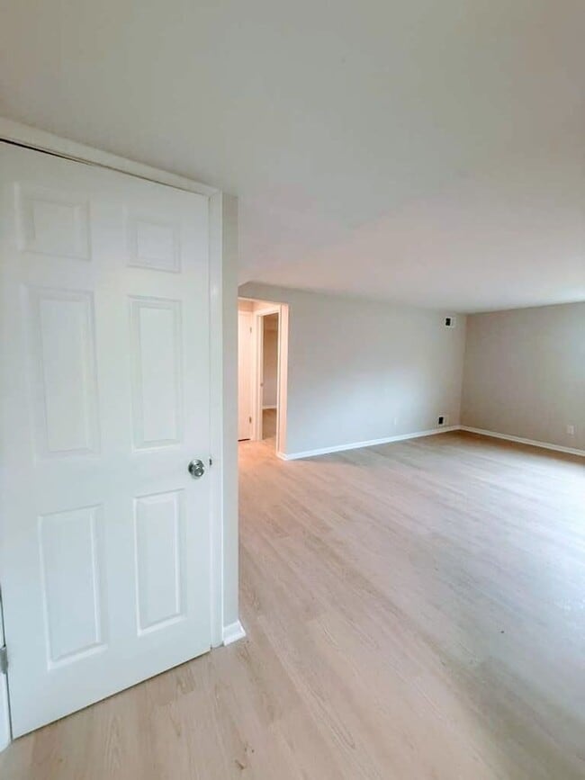 Building Photo - Updated Rocky River Condo – 1 Bed, 1 Bath in Prime Location Near Shopping & Lake Erie