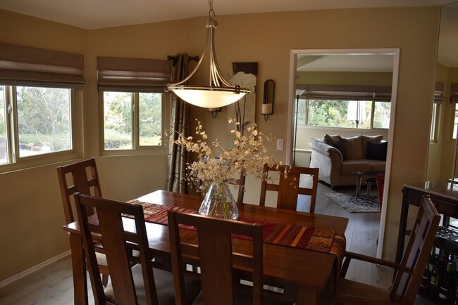 Building Photo - 2 Bedroom 2 Bath Single Story Golf Course ...