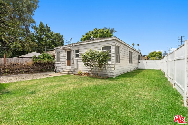 Building Photo - 3600 Kelton Ave
