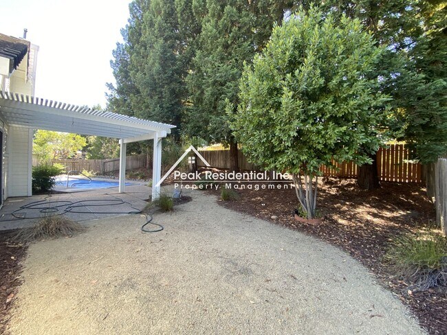 Building Photo - Spacious 3bd/2ba Auburn Home With Bonus Ro...