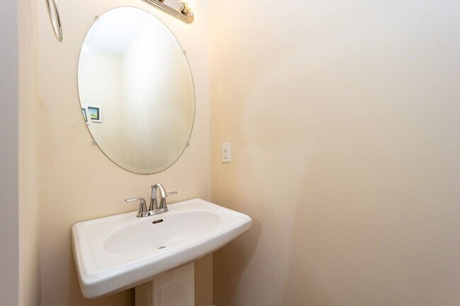 Building Photo - Liberty Square Townhouse with Upgrades!