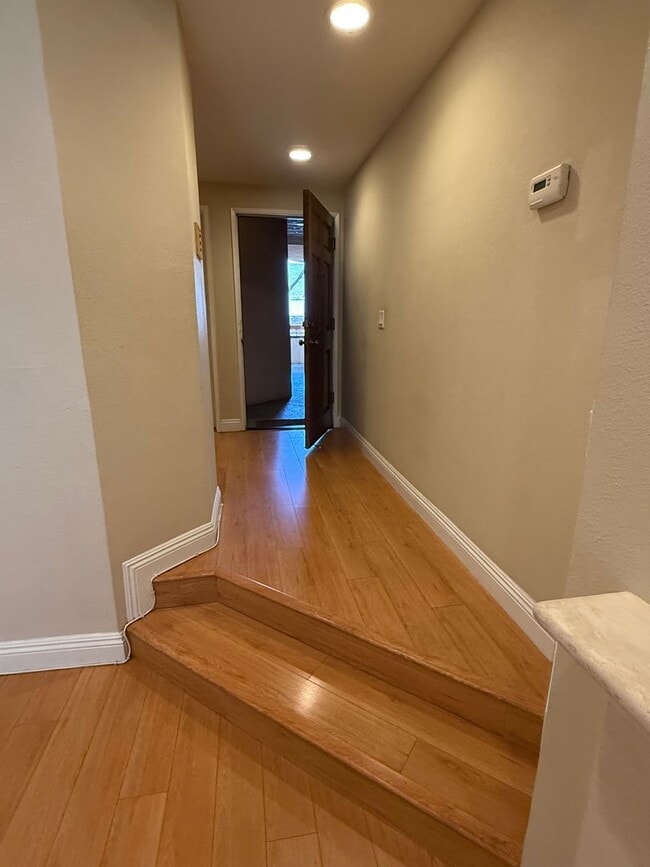 Building Photo - 1 Bed / 1 Bath Gem