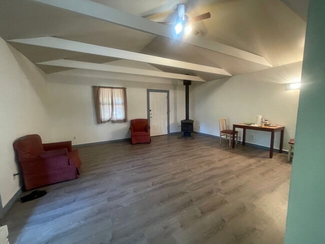 Building Photo - Cute Ranch style 3 bedroom home on an acre!