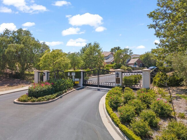 Building Photo - Exquisite Luxury Living in the Moorpark Country Club Estates