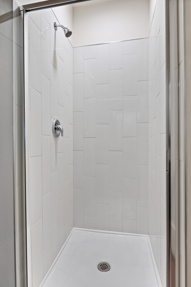 Building Photo - 818 N Wolcott Ave