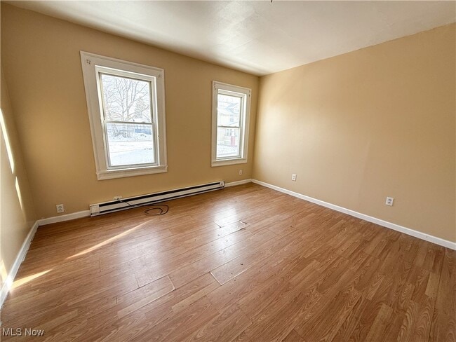 Building Photo - 153 N Sycamore St