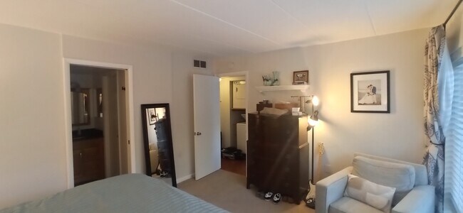 Extra large master bedroom - 100 Roberts Ln
