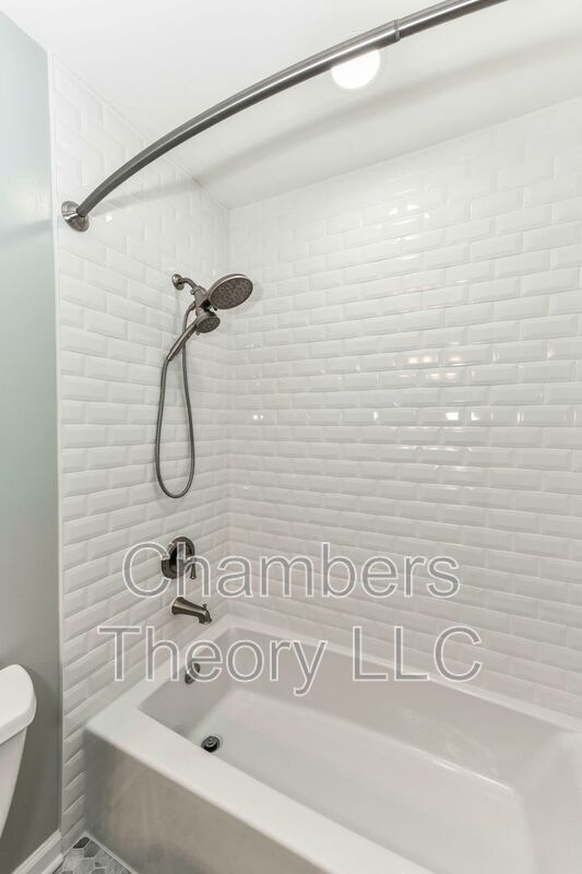 Building Photo - 9766 Oleander Ave