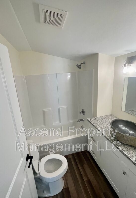 Building Photo - 729 Henderson Ave