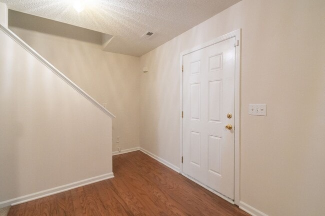 Building Photo - Spacious Home with Oversized Bedrooms & Op...