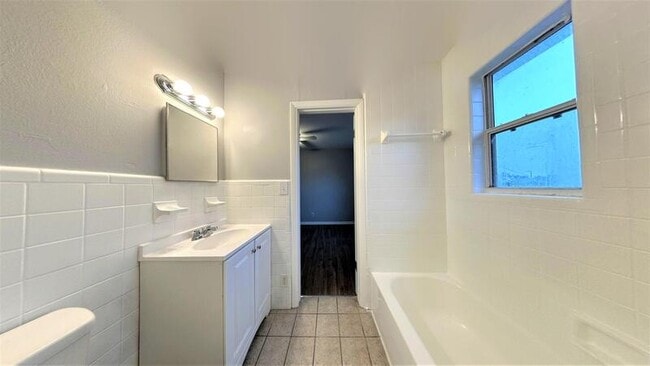 Building Photo - 1045 11th Ave NW