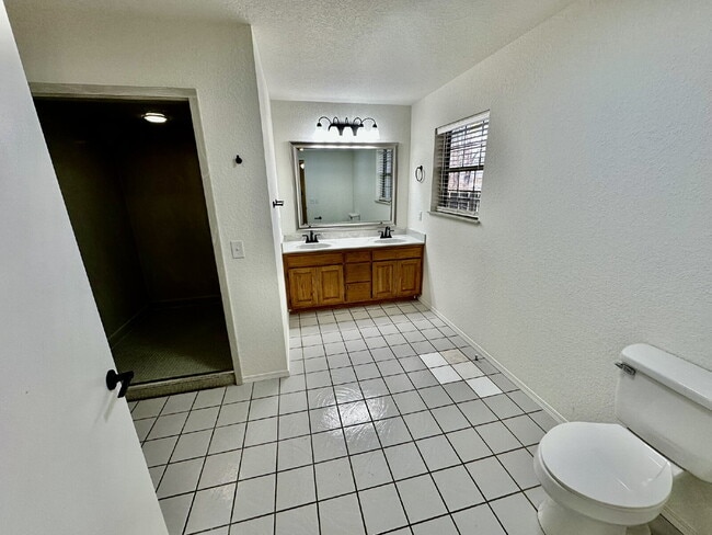 Building Photo - 1242 SW Elm Tree Rd