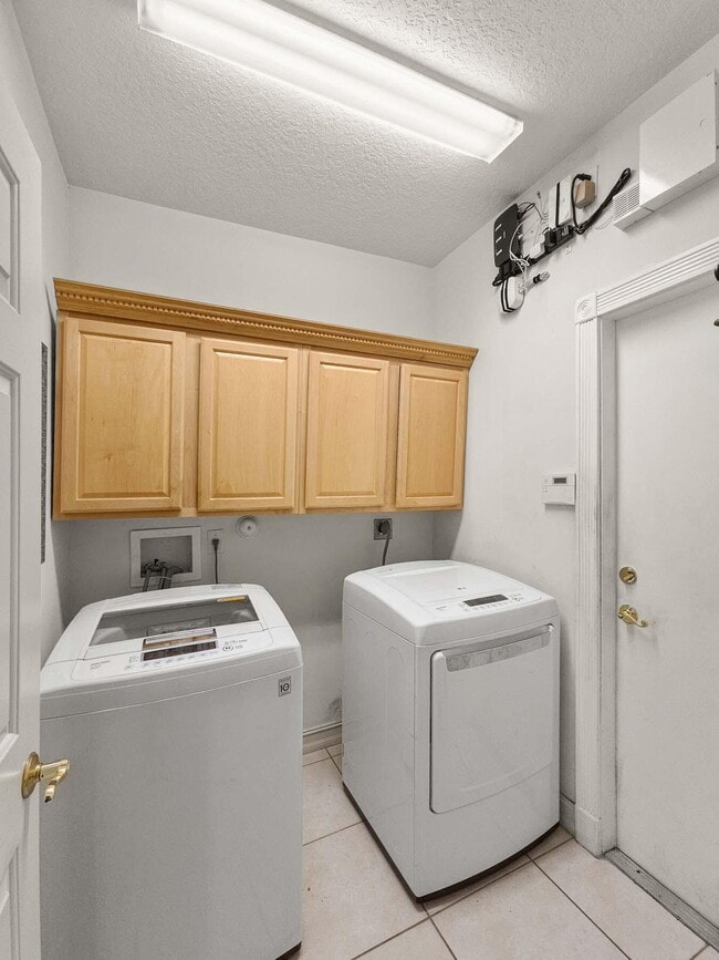 Building Photo - 5058 Glenville Dr