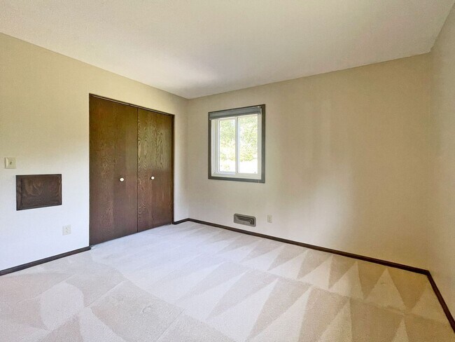 Building Photo - 4-Level Home with Fireplace & Big Yard is ...