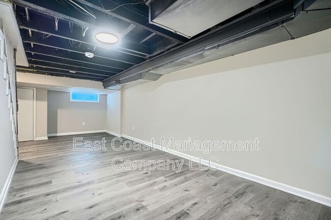 Building Photo - 2408 Llewelyn Ave