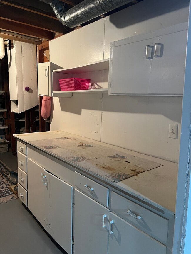 Building Photo - Charming 4-Bed, 1.5-Bath Home on the Outsk...