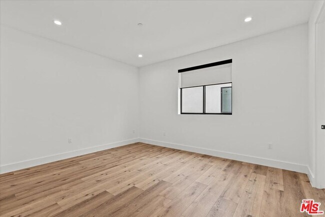 Building Photo - 3973 S Budlong Ave