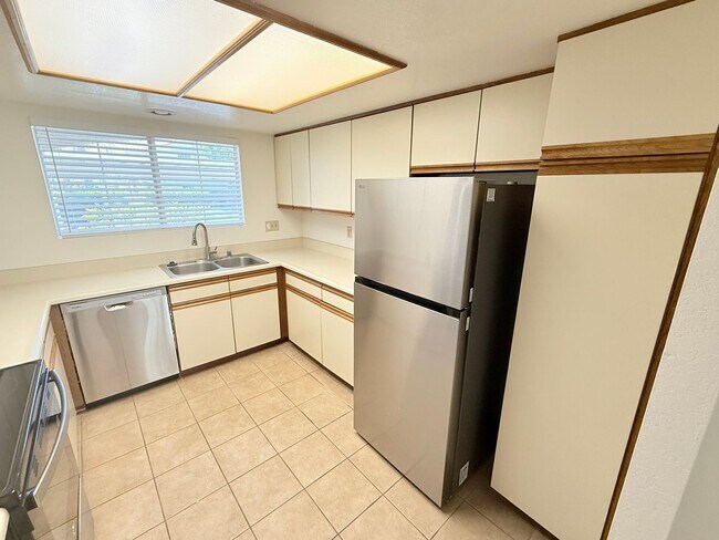 Building Photo - Freshly Updated 2-Bedroom Condo In The Mes...