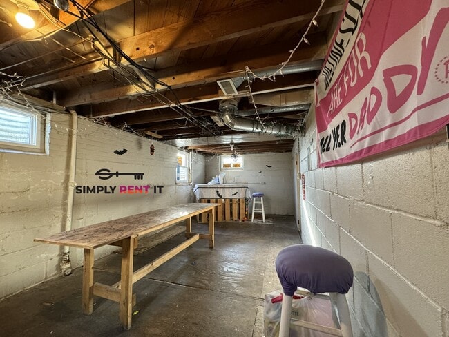 Building Photo - 4 Bedroom On Campus with Free Parking Aug ...