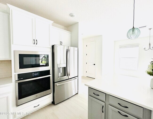 Building Photo - 207 Chalet Ct