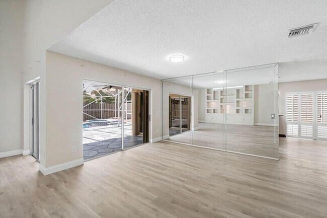 Building Photo - 10425 Buena Ventura Dr