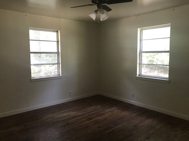 Building Photo - 3/1.5 pet friendly Gilmer