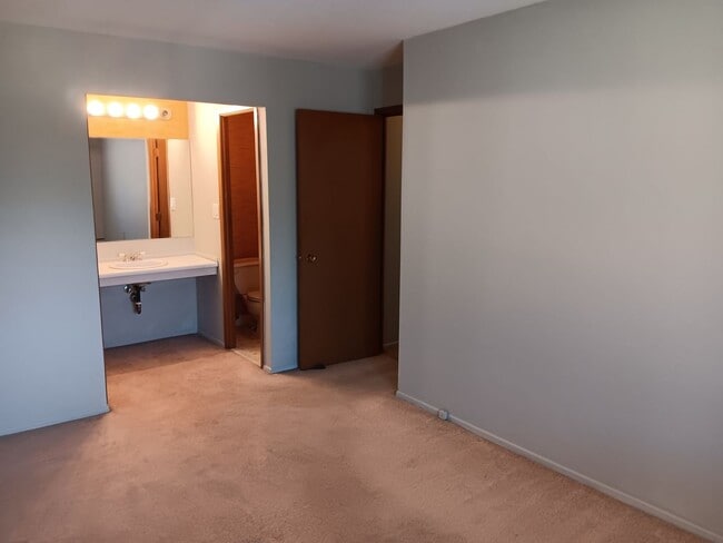 Building Photo - Chagrin Falls condo for rent