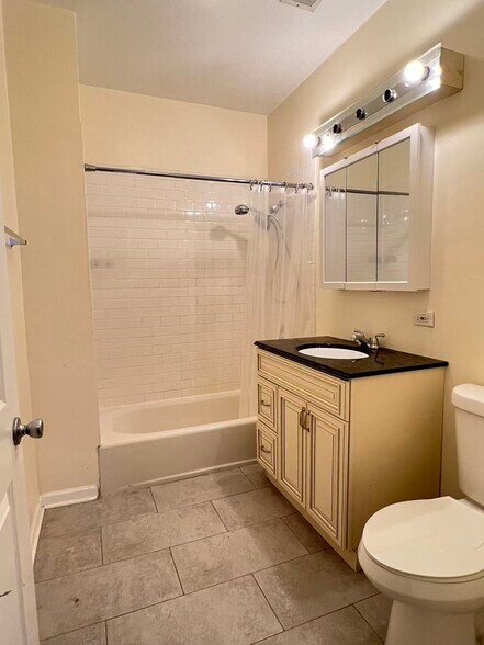 Building Photo - 2358 N Clybourn Ave