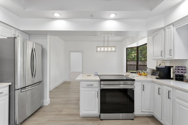 Building Photo - 150 Lucina Dr