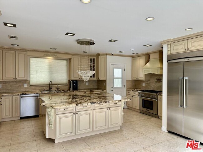 Building Photo - 128 S Swall Dr