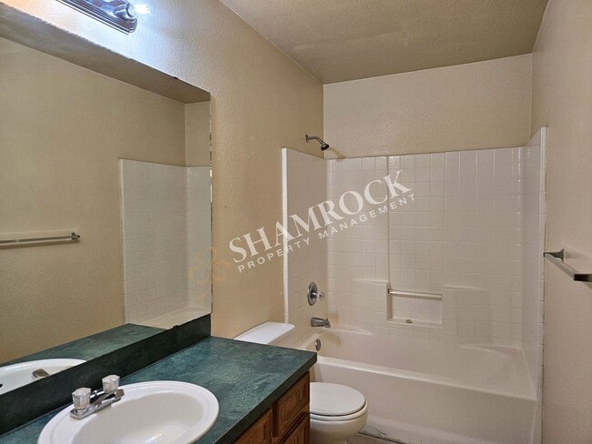 Building Photo - Cute 2 bedroom!