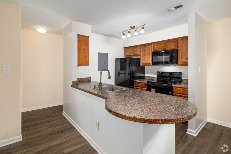 1BR, 1BA - 787SF - Kitchen - Oaks of Woodlawn