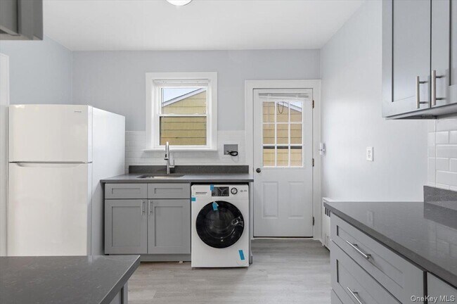 Building Photo - 95 King St