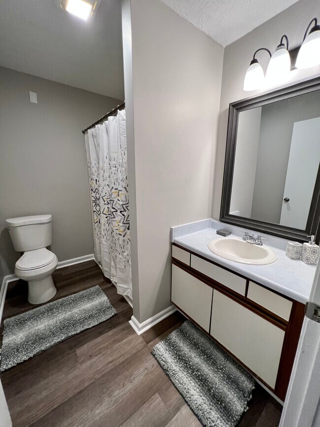 Main bathroom - 2753 Edgewood Ln