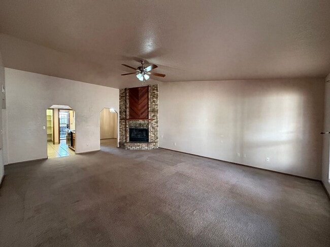 Building Photo - Cute 2 bedroom, 2 bathroom home with firep...