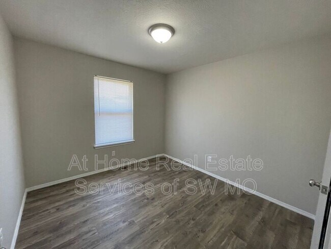 Building Photo - 223 W Canterbury Ln