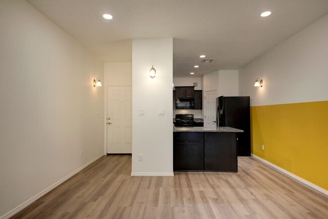 Building Photo - Amazing Modern 4 Bedroom in North Valley A...