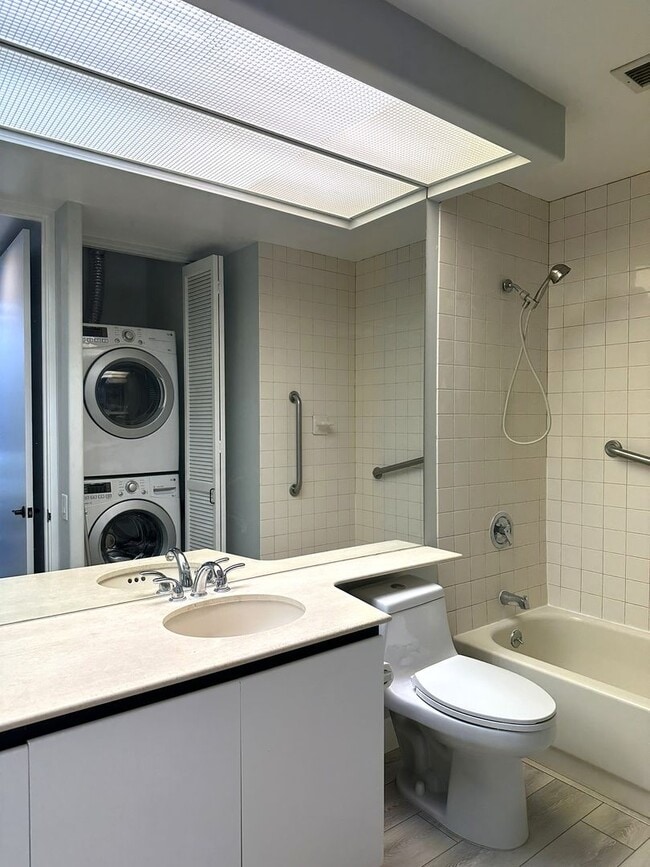 Building Photo - Furnished, Pet Friendly - Honolulu Park Pl...