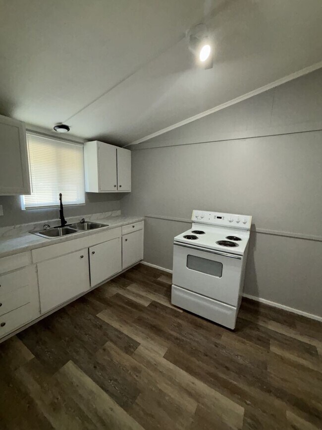 Building Photo - Affordable Comfort in Independence — 1-Bed...