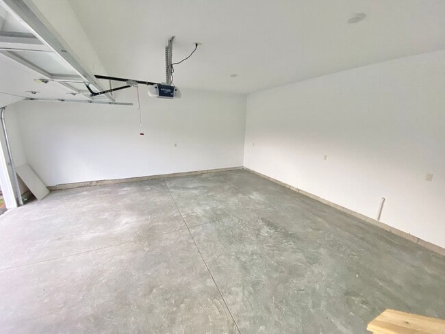 Building Photo - 3 Bedroom Townhouse Essex Junction VT Avai...