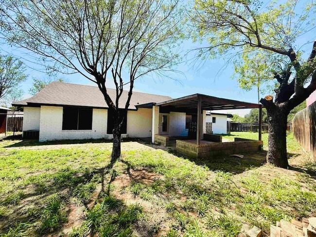 Building Photo - 907 Sandy Ln