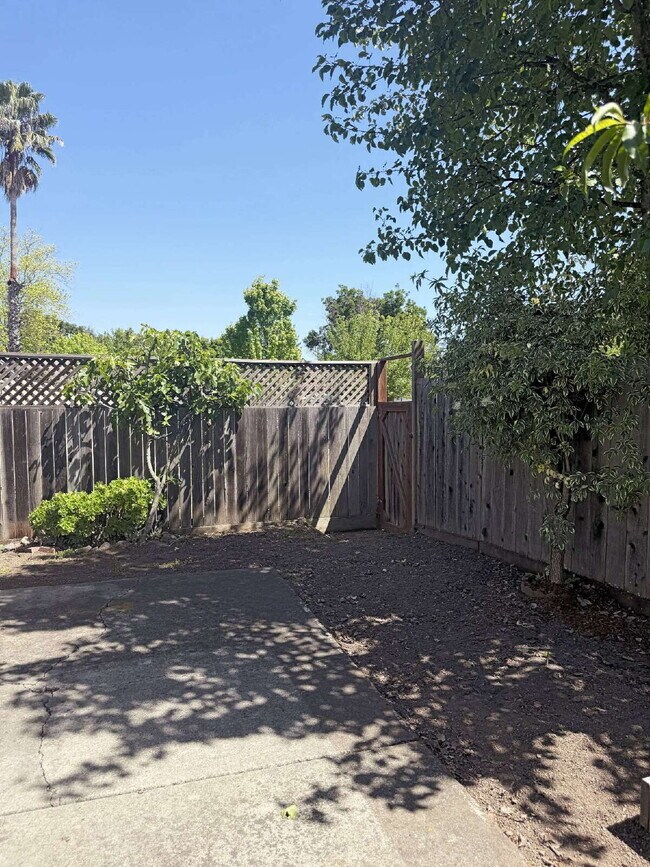 Building Photo - 2BD/2BA Single-Level Home Near Sonoma Plaza | Available Now.