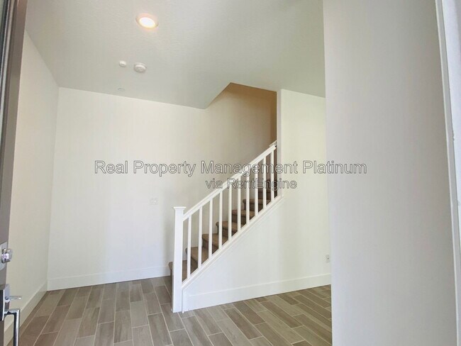 Building Photo - 2752 E Tamarind Dr